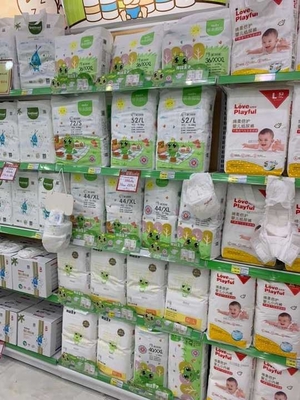 I pannolini neonati respirabili molli eccellenti eliminabili del campione libero tirano sul pannolino del bambino