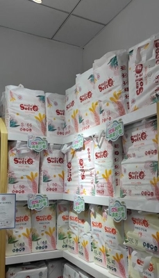 I pannolini neonati respirabili molli eccellenti eliminabili del campione libero tirano sul pannolino del bambino