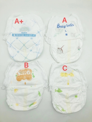 L'alta capacità di assorbimento eliminabile tira sul grado del pannolino C del bambino