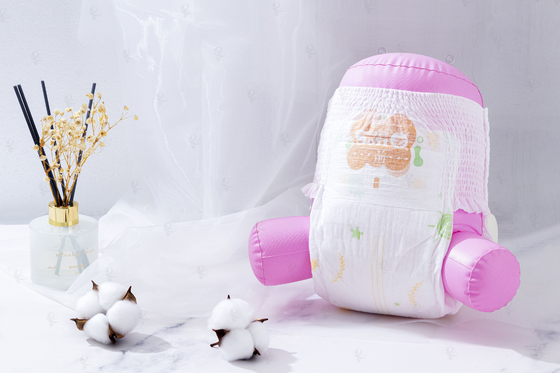 I pannolini facili del bambino di usura tirano sui pannolini eliminabili del bambino dei pantaloni