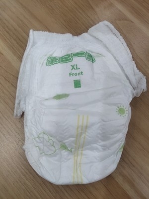 I pannolini facili del bambino di usura tirano sui pannolini eliminabili del bambino dei pantaloni
