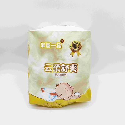 I pannolini del bambino tirano sui pannolini eliminabili del bambino di usura facile dei pantaloni